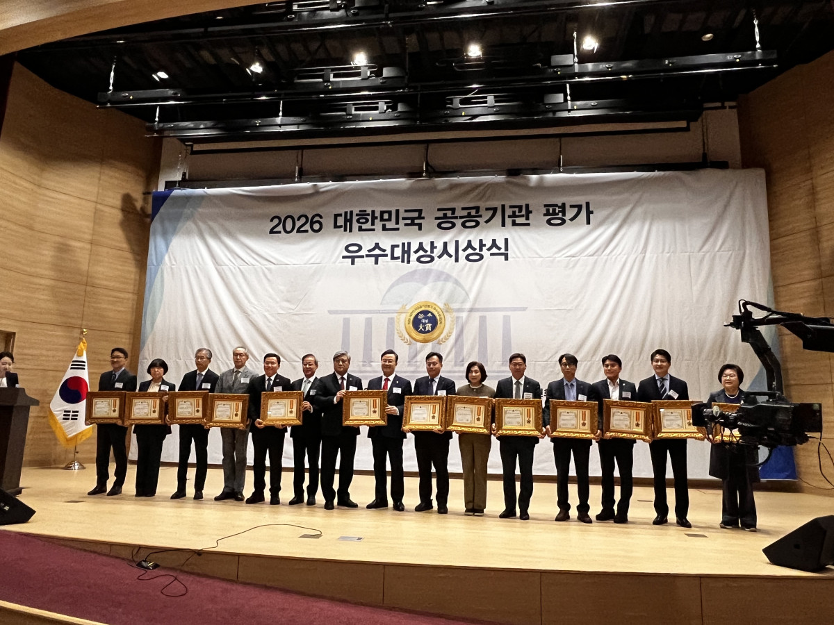 ▲농림식품기술기획평가원은 24일 국회의원회관 대회의실에서 열린 제1회 ‘2026 대한민국 공공기관평가 우수대상’ 시상식에서 정책소통·적극행정 부문 우수대상을 받았다. (사진제공=농림식품기술기획평가원)