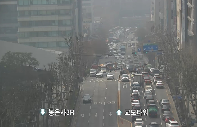 ▲신논현역 인근 천공기 전도 사고…봉은사로 3개차로 통제 中 (출처=서울특별시 교통정보센터 홈페이지)