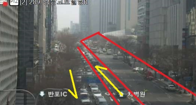 ▲신논현역 인근 천공기 전도 사고…봉은사로 3개차로 통제 中 (출처=서울특별시 교통정보센터 홈페이지)