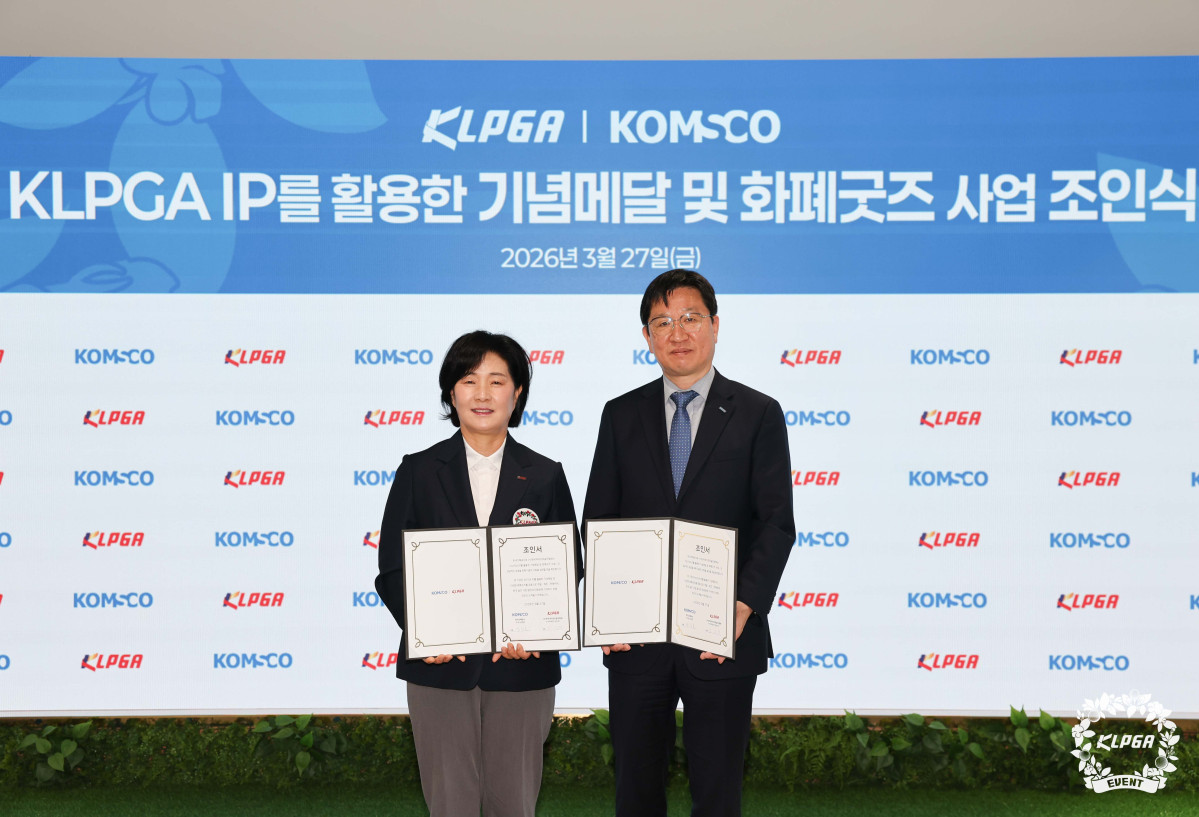 ▲성창훈 한국조폐공사 사장(오른쪽)과 KLPGA 김순희 수석부회장이 업무협약을 체결하고 기념촬영을 하고 있다. (사진제공-=한국조폐공사)