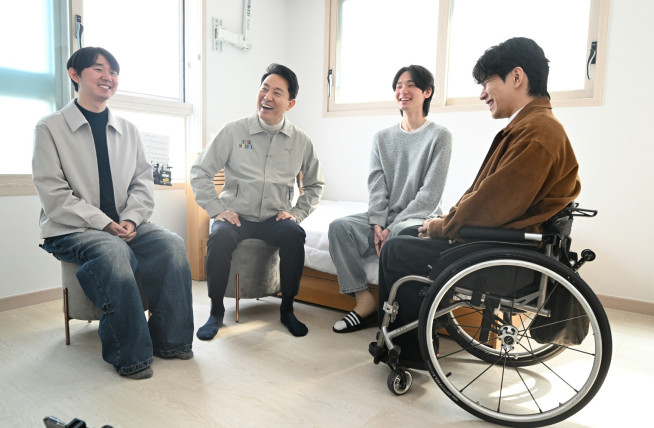 ▲27일 서해수호의 날을 맞아 위국헌신청년주택을 찾은 오세훈 서울시장이 부상제대군인들과 대화하고 있다 (사진제공=서울시)