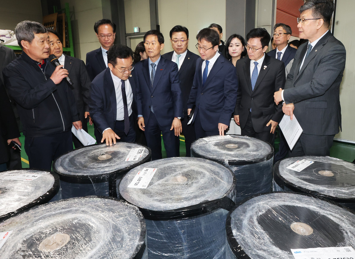 ▲한병도 더불어민주당 원내대표가 27일 경기도 광주시 한 플라스틱 제품 제조기업에서 열린 중동 상황 민생현안 긴급 대응 및 상생협력을 위한 현장간담회에서 원자재를 살펴보고 있다. 사진=연합뉴스
