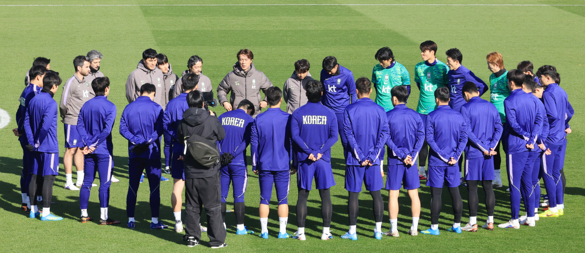▲코트디부아르전을 앞둔 한국 축구 국가대표팀의 홍명보 감독이 26일(현지시간) 영국 런던 북서쪽 밀턴킨스 MK돈스 훈련장에서 본격적인 팀 훈련에 앞서 선수들을 지도하고 있다. (연합뉴스)
