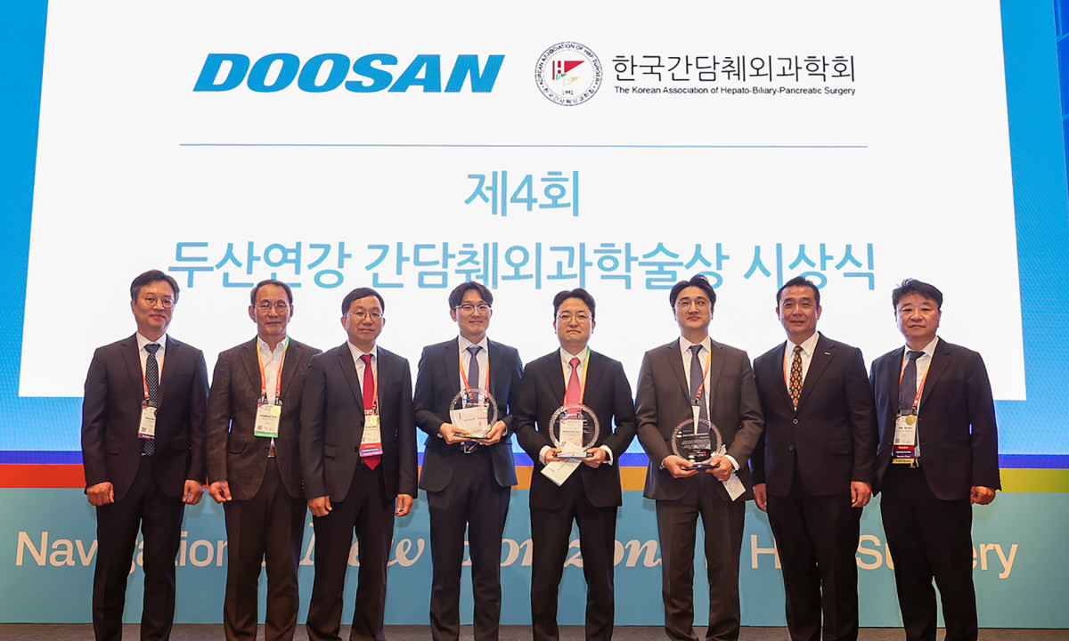 ▲27일 열린 ‘제4회 두산연강 간담췌외과학술상’ 시상식에서 두산연강재단 이원재 대표이사(오른쪽에서 두번째)와 수상자인 성균관대학교 삼성서울병원 유진수 교수, 연세대학교 용인세브란스병원 노승윤 교수, 울산대학교병원 박정익 교수(왼쪽 네번째부터) 등 주요 참석자들이 기념촬영을 하고 있다. (두산)
