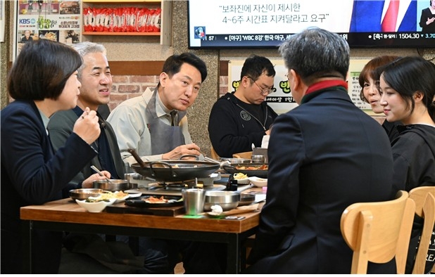 ▲오세훈 서울시장이 소상공인을 만나 대화하고 있다. (서울시)