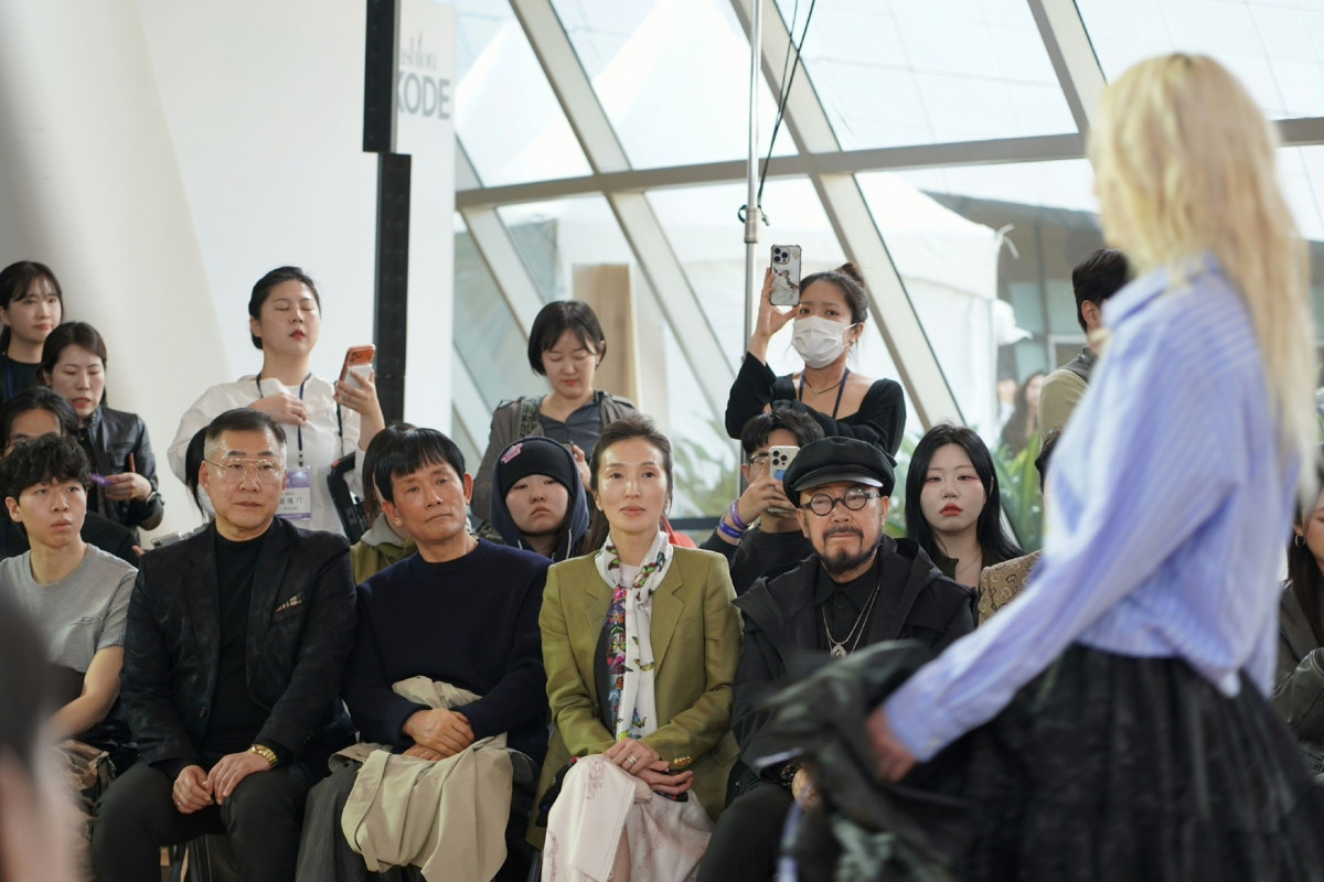 ▲성래은 한국패션협회장(가운데)이 26일 '패션코드 2026 F/W'에서 페노메논시퍼 패션쇼 참관하고 있다. (사진제공=한국패션협회)