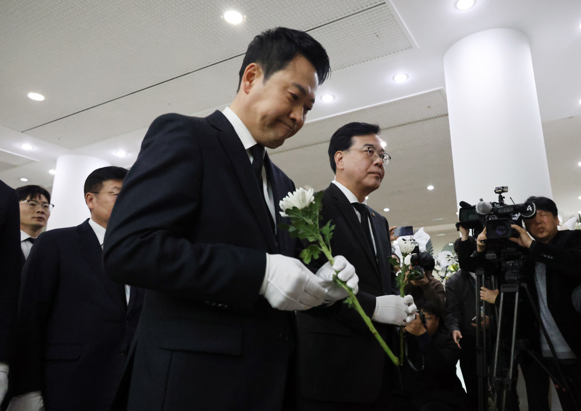 ▲국민의힘 장동혁 대표를 비롯한 국민의힘 지도부가 27일 오후 대전시청에 마련된 대덕구 안전공업 화재 희생자 합동분향소를 찾아 참배하고 있다. (연합뉴스)