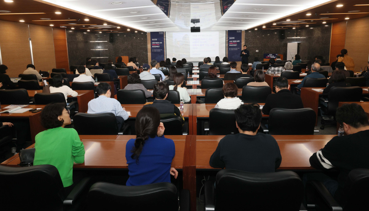 ▲김학렬 스마트튜브 소장(빠숑)이 27일 서울 강남구 건설회관에서 열린 ‘와이즈포럼 - 시장 격변의 시대, 부동산·주식 투자전략은’에서 ‘지금 집 사야 할까, 팔아야 할까’를 주제로 강연하고 있다. 이투데이가 주최한 와이즈포럼은 급변하는 경제·금융 환경 속에서 투자자들이 올바른 투자 지식과 시장 이해를 바탕으로 스스로 합리적인 재무 의사결정을 할 수 있도록 돕기 위해 마련됐다. 이번 와이즈포럼은 부동산과 주식시장 전망에 대한 전문가의 의견을 청취할 수 있는 자리다. 신태현 기자 holjjak@