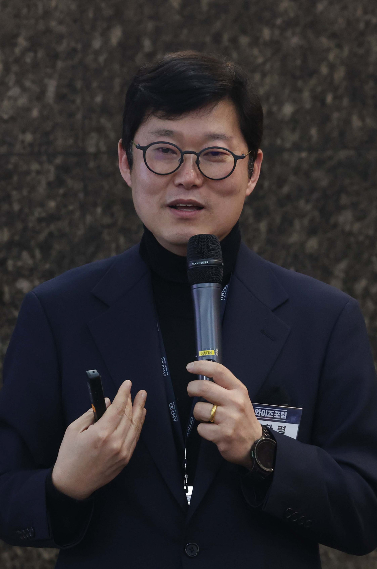 ▲김학렬 스마트튜브 소장(빠숑)이 27일 서울 강남구 건설회관에서 열린 ‘와이즈포럼 - 시장 격변의 시대, 부동산·주식 투자전략은’에서 ‘지금 집 사야 할까, 팔아야 할까’를 주제로 강연하고 있다. 이투데이가 주최한 와이즈포럼은 급변하는 경제·금융 환경 속에서 투자자들이 올바른 투자 지식과 시장 이해를 바탕으로 스스로 합리적인 재무 의사결정을 할 수 있도록 돕기 위해 마련됐다. 이번 와이즈포럼은 부동산과 주식시장 전망에 대한 전문가의 의견을 청취할 수 있는 자리다. 신태현 기자 holjjak@