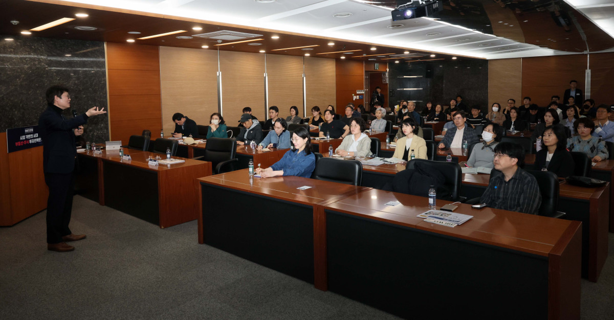 ▲김학렬 스마트튜브 소장(빠숑)이 27일 서울 강남구 건설회관에서 열린 ‘와이즈포럼 - 시장 격변의 시대, 부동산·주식 투자전략은’에서 ‘지금 집 사야 할까, 팔아야 할까’를 주제로 강연하고 있다. 이투데이가 주최한 와이즈포럼은 급변하는 경제·금융 환경 속에서 투자자들이 올바른 투자 지식과 시장 이해를 바탕으로 스스로 합리적인 재무 의사결정을 할 수 있도록 돕기 위해 마련됐다. 이번 와이즈포럼은 부동산과 주식시장 전망에 대한 전문가의 의견을 청취할 수 있는 자리다. 신태현 기자 holjjak@