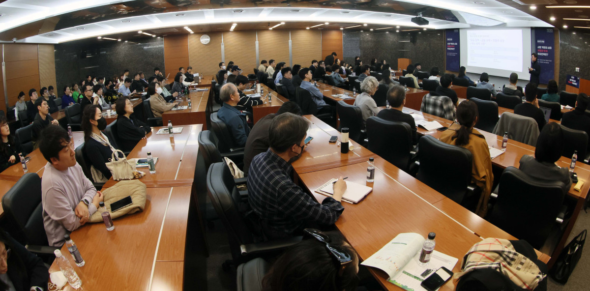 ▲김학렬 스마트튜브 소장(빠숑)이 27일 서울 강남구 건설회관에서 열린 ‘와이즈포럼 - 시장 격변의 시대, 부동산·주식 투자전략은’에서 ‘지금 집 사야 할까, 팔아야 할까’를 주제로 강연하고 있다. 이투데이가 주최한 와이즈포럼은 급변하는 경제·금융 환경 속에서 투자자들이 올바른 투자 지식과 시장 이해를 바탕으로 스스로 합리적인 재무 의사결정을 할 수 있도록 돕기 위해 마련됐다. 이번 와이즈포럼은 부동산과 주식시장 전망에 대한 전문가의 의견을 청취할 수 있는 자리다. 신태현 기자 holjjak@