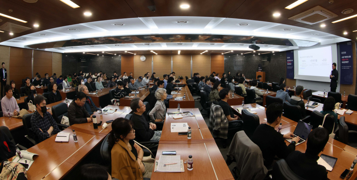 ▲김학렬 스마트튜브 소장(빠숑)이 27일 서울 강남구 건설회관에서 열린 ‘와이즈포럼 - 시장 격변의 시대, 부동산·주식 투자전략은’에서 ‘지금 집 사야 할까, 팔아야 할까’를 주제로 강연하고 있다. 이투데이가 주최한 와이즈포럼은 급변하는 경제·금융 환경 속에서 투자자들이 올바른 투자 지식과 시장 이해를 바탕으로 스스로 합리적인 재무 의사결정을 할 수 있도록 돕기 위해 마련됐다. 이번 와이즈포럼은 부동산과 주식시장 전망에 대한 전문가의 의견을 청취할 수 있는 자리다. 신태현 기자 holjjak@