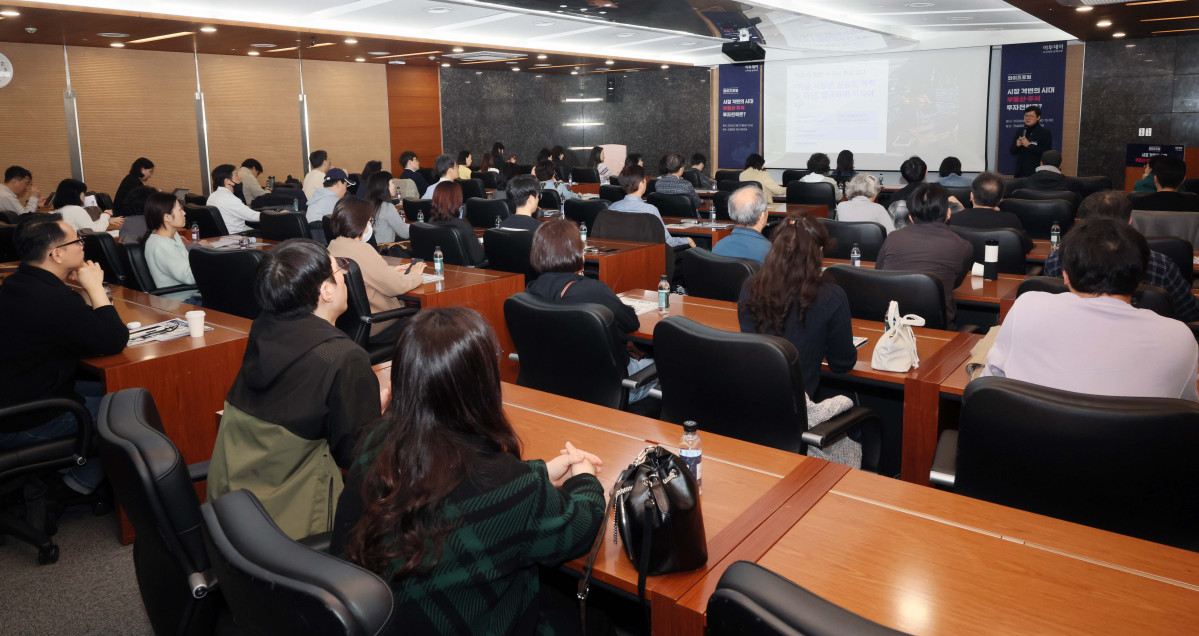 ▲김학렬 스마트튜브 소장(빠숑)이 27일 서울 강남구 건설회관에서 열린 ‘와이즈포럼 - 시장 격변의 시대, 부동산·주식 투자전략은’에서 ‘지금 집 사야 할까, 팔아야 할까’를 주제로 강연하고 있다. 이투데이가 주최한 와이즈포럼은 급변하는 경제·금융 환경 속에서 투자자들이 올바른 투자 지식과 시장 이해를 바탕으로 스스로 합리적인 재무 의사결정을 할 수 있도록 돕기 위해 마련됐다. 이번 와이즈포럼은 부동산과 주식시장 전망에 대한 전문가의 의견을 청취할 수 있는 자리다. 신태현 기자 holjjak@