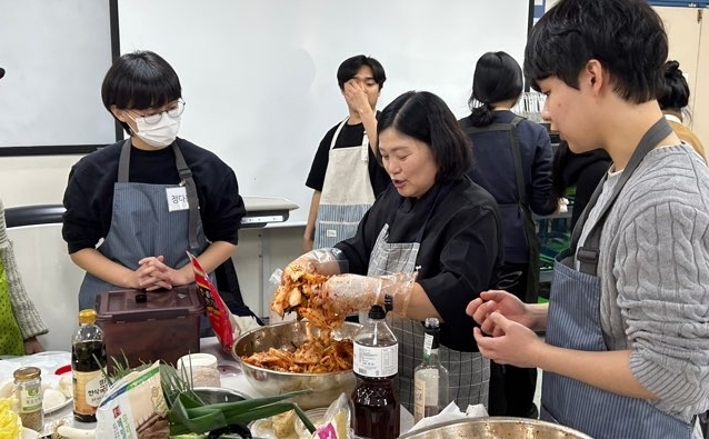 ▲한림대학교 식품영양학과의 김장 조리실습 모습. (사진 제공 = 한림대)