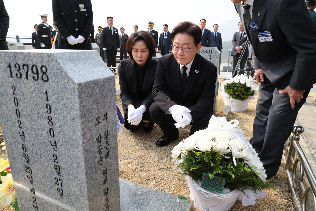 ▲이재명 대통령과 김혜경 여사가 서해수호의 날인 27일 국립대전현충원 제2연평해전 및 연평도 포격전 묘역에서 참배 후 묘비를 살펴보고 있다. 사진=연합뉴스