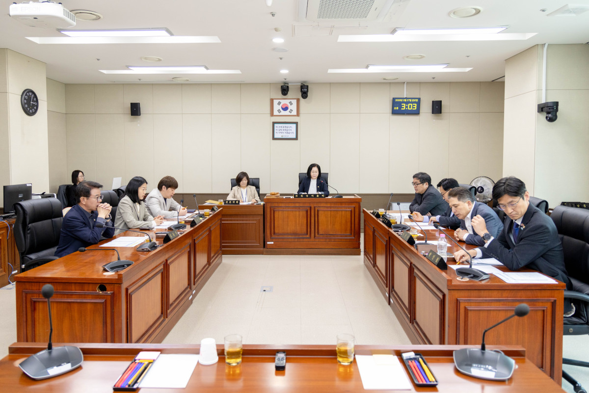 ▲용인특례시의회 의회운영위원회가 27일 회의실에서 이윤미 위원장(가운데) 주재로 제302회 임시회 일정을 확정하고 있다. (용인특례시의회)