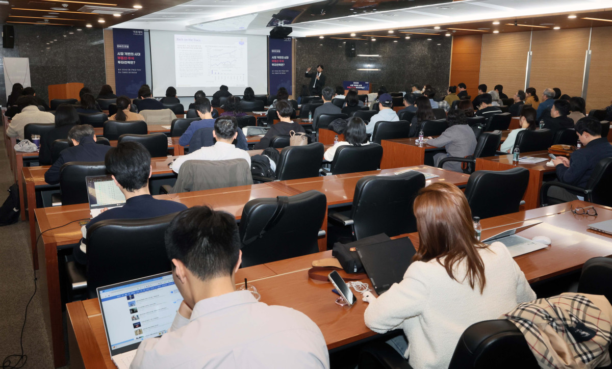 ▲노동길 신한투자증권 주식전략파트장이 27일 서울 강남구 건설회관에서 열린 ‘와이즈포럼 - 시장 격변의 시대, 부동산·주식 투자전략은’에서 ‘코스피 6000시대...지금 챙겨야할 투자전략은’을 주제로 강연하고 있다. 이투데이가 주최한 와이즈포럼은 급변하는 경제·금융 환경 속에서 투자자들이 올바른 투자 지식과 시장 이해를 바탕으로 스스로 합리적인 재무 의사결정을 할 수 있도록 돕기 위해 마련됐다. 이번 와이즈포럼은 부동산과 주식시장 전망에 대한 전문가의 의견을 청취할 수 있는 자리다. 신태현 기자 holjjak@