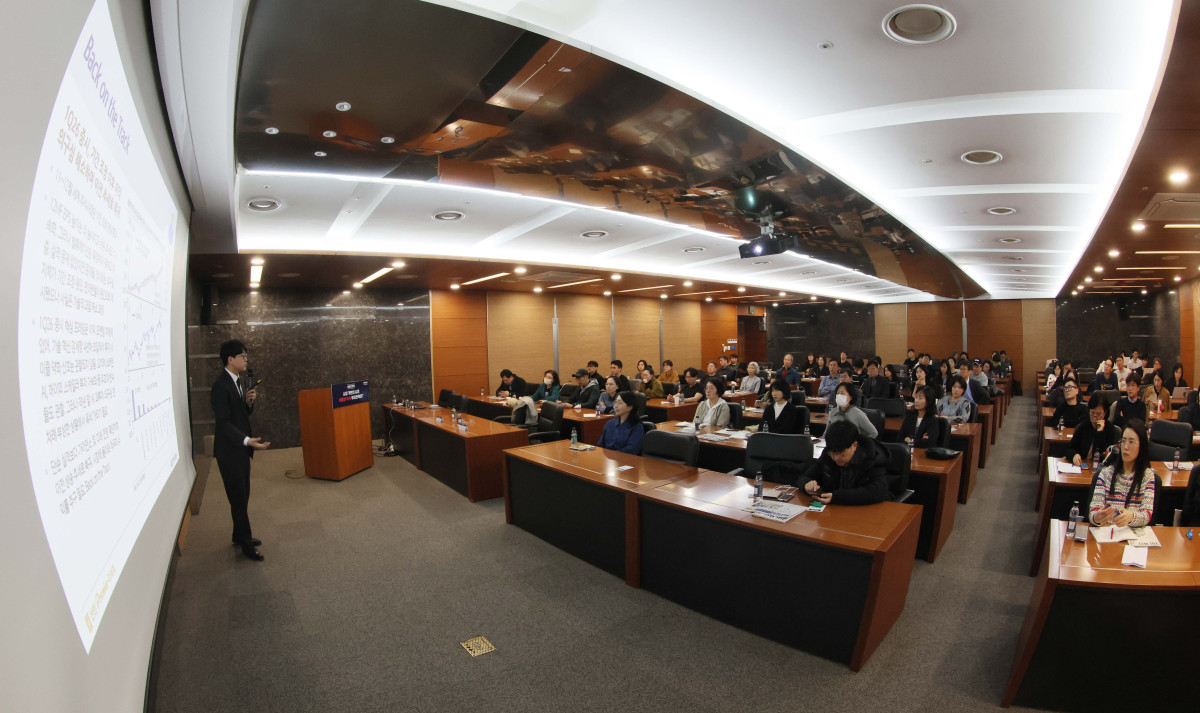 ▲노동길 신한투자증권 주식전략파트장이 27일 서울 강남구 건설회관에서 열린 ‘와이즈포럼 - 시장 격변의 시대, 부동산·주식 투자전략은’에서 ‘코스피 6000시대...지금 챙겨야할 투자전략은’을 주제로 강연하고 있다. 이투데이가 주최한 와이즈포럼은 급변하는 경제·금융 환경 속에서 투자자들이 올바른 투자 지식과 시장 이해를 바탕으로 스스로 합리적인 재무 의사결정을 할 수 있도록 돕기 위해 마련됐다. 이번 와이즈포럼은 부동산과 주식시장 전망에 대한 전문가의 의견을 청취할 수 있는 자리다. 신태현 기자 holjjak@