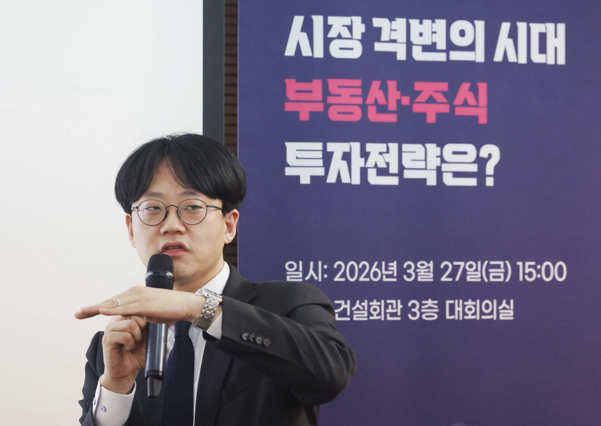 ▲노동길 신한투자증권 주식전략파트장이 27일 서울 강남구 건설회관에서 열린 ‘와이즈포럼 - 시장 격변의 시대, 부동산·주식 투자전략은’에서 ‘코스피 6000시대...지금 챙겨야할 투자전략은’을 주제로 강연하고 있다. 이투데이가 주최한 와이즈포럼은 급변하는 경제·금융 환경 속에서 투자자들이 올바른 투자 지식과 시장 이해를 바탕으로 스스로 합리적인 재무 의사결정을 할 수 있도록 돕기 위해 마련됐다. 이번 와이즈포럼은 부동산과 주식시장 전망에 대한 전문가의 의견을 청취할 수 있는 자리다. 신태현 기자 holjjak@