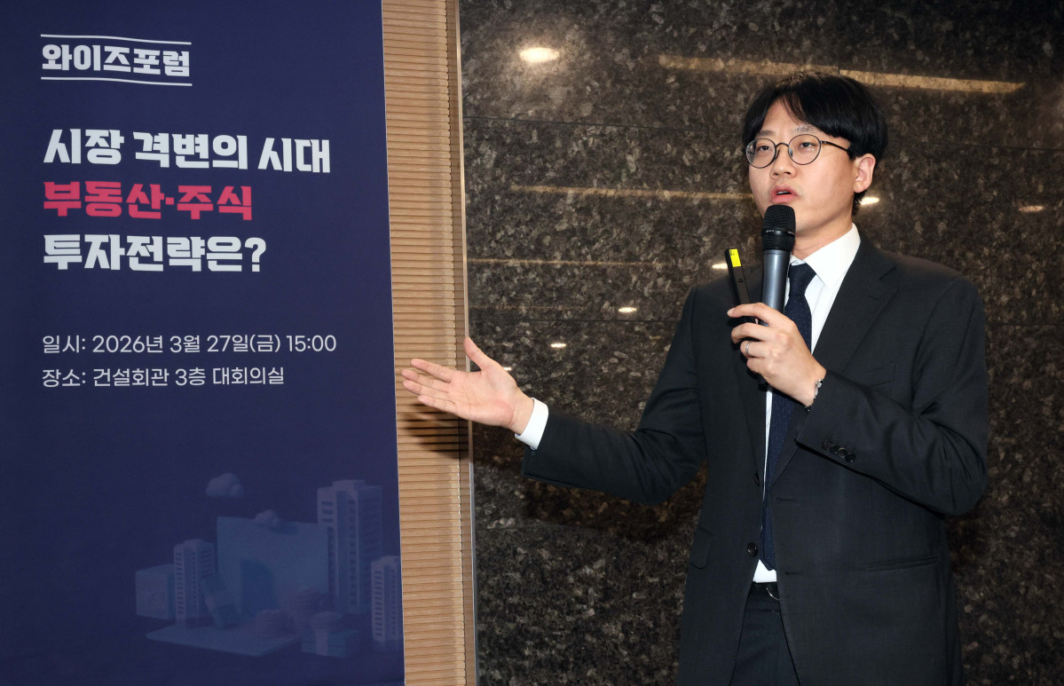 ▲노동길 신한투자증권 주식전략파트장이 27일 서울 강남구 건설회관에서 열린 ‘와이즈포럼 - 시장 격변의 시대, 부동산·주식 투자전략은’에서 ‘코스피 6000시대...지금 챙겨야할 투자전략은’을 주제로 강연하고 있다. 이투데이가 주최한 와이즈포럼은 급변하는 경제·금융 환경 속에서 투자자들이 올바른 투자 지식과 시장 이해를 바탕으로 스스로 합리적인 재무 의사결정을 할 수 있도록 돕기 위해 마련됐다. 이번 와이즈포럼은 부동산과 주식시장 전망에 대한 전문가의 의견을 청취할 수 있는 자리다. 신태현 기자 holjjak@