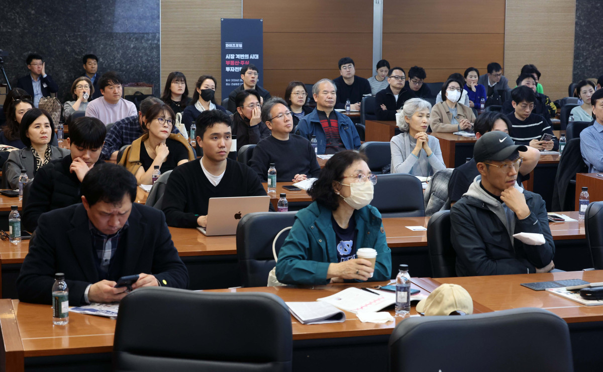 ▲27일 서울 강남구 건설회관에서 열린 ‘와이즈포럼 - 시장 격변의 시대, 부동산·주식 투자전략은’에서 참석자들이 투자 전문가의 강연을 경청하고 있다. 이투데이가 주최한 와이즈포럼은 급변하는 경제·금융 환경 속에서 투자자들이 올바른 투자 지식과 시장 이해를 바탕으로 스스로 합리적인 재무 의사결정을 할 수 있도록 돕기 위해 마련됐다. 이번 와이즈포럼은 부동산과 주식시장 전망에 대한 전문가의 의견을 청취할 수 있는 자리다. 신태현 기자 holjjak@