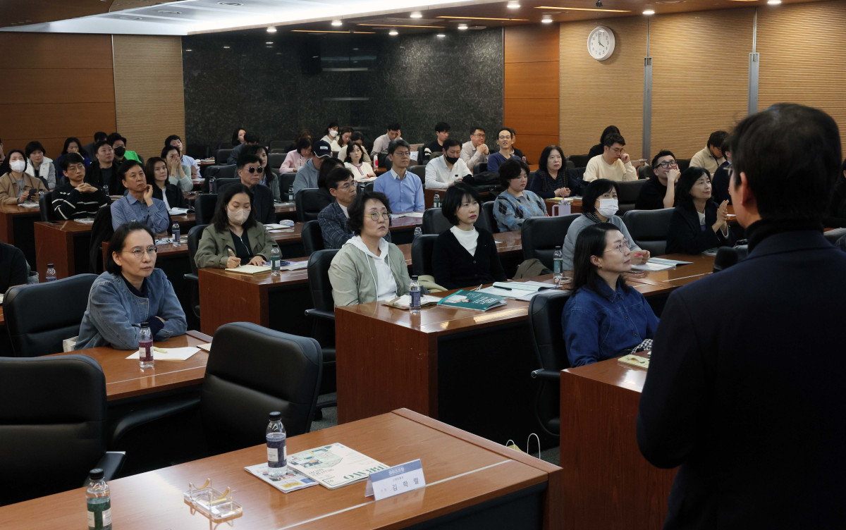 ▲27일 서울 강남구 건설회관에서 열린 ‘와이즈포럼 - 시장 격변의 시대, 부동산·주식 투자전략은’에서 참석자들이 투자 전문가의 강연을 경청하고 있다. 이투데이가 주최한 와이즈포럼은 급변하는 경제·금융 환경 속에서 투자자들이 올바른 투자 지식과 시장 이해를 바탕으로 스스로 합리적인 재무 의사결정을 할 수 있도록 돕기 위해 마련됐다. 이번 와이즈포럼은 부동산과 주식시장 전망에 대한 전문가의 의견을 청취할 수 있는 자리다. 신태현 기자 holjjak@