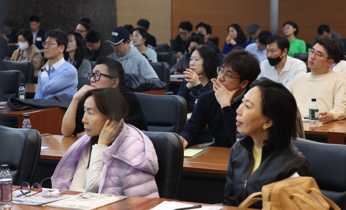 ▲27일 서울 강남구 건설회관에서 열린 ‘와이즈포럼 - 시장 격변의 시대, 부동산·주식 투자전략은’에서 참석자들이 투자 전문가의 강연을 경청하고 있다. 이투데이가 주최한 와이즈포럼은 급변하는 경제·금융 환경 속에서 투자자들이 올바른 투자 지식과 시장 이해를 바탕으로 스스로 합리적인 재무 의사결정을 할 수 있도록 돕기 위해 마련됐다. 이번 와이즈포럼은 부동산과 주식시장 전망에 대한 전문가의 의견을 청취할 수 있는 자리다. 신태현 기자 holjjak@
