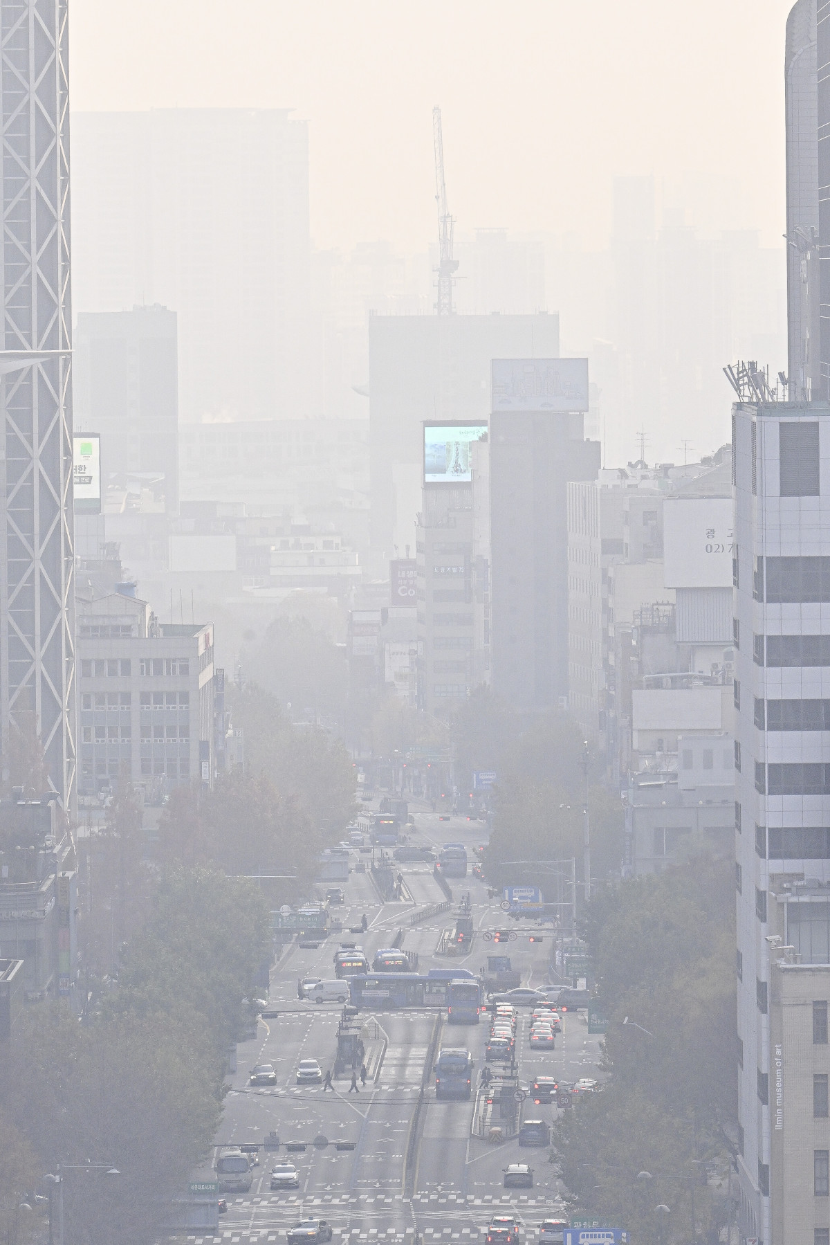 ▲수도권·강원영서 등 일부 지역에서 미세먼지 농도 '나쁨' 수준을 보인 30일 서울 종로구 서울교육청에서 바라본 서울 도심이 뿌옇게 보이고 있다. (이투데이DB)