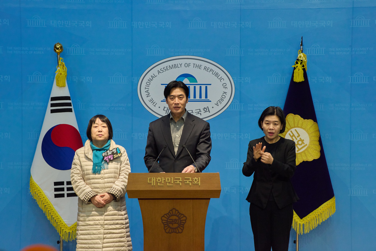 ▲한준호 국회의원(경기 고양시을)이 27일 국회 소통관에서 대북송금 조작 수사 진상규명 및 관련자 처벌 촉구 기자회견을 열고 있다. (한준호 의원실)