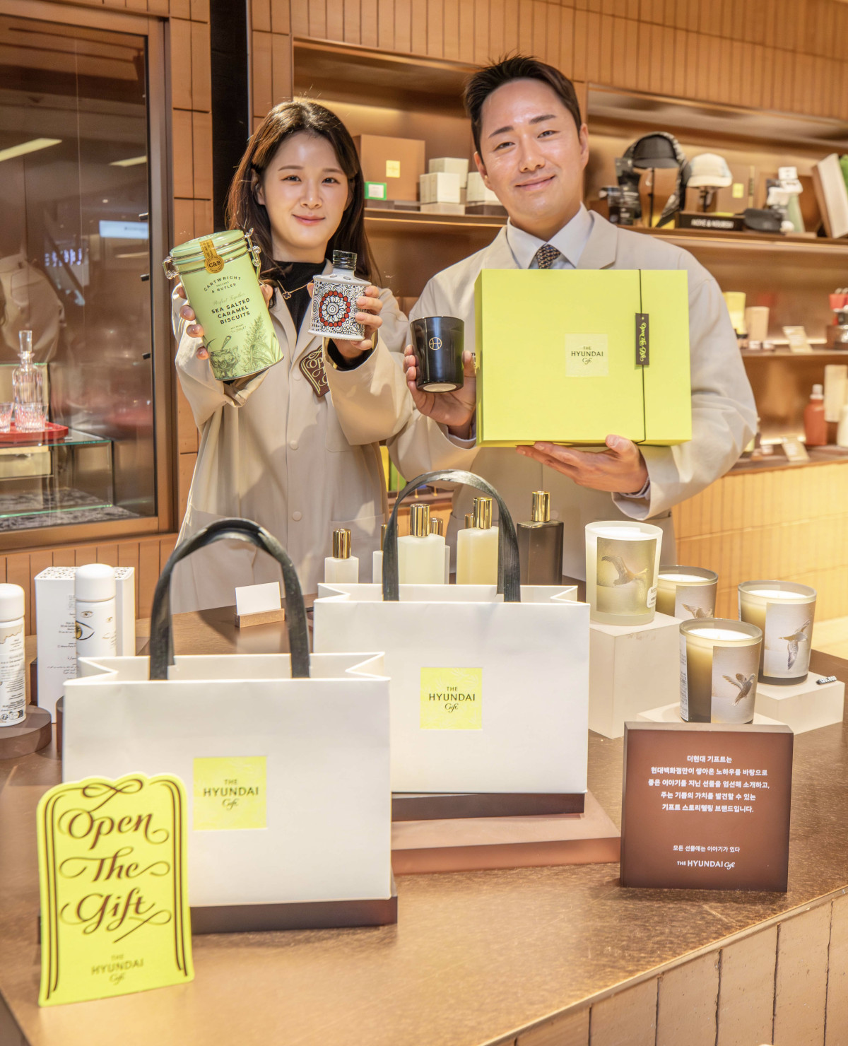 ▲27일 오전, 서울시 강남구에 위치한 현대백화점 무역센터점 지하 1층 '더현대 기프트' 매장에서 직원들이 상품을 소개하고 있다. (사진제공=현대백화점)