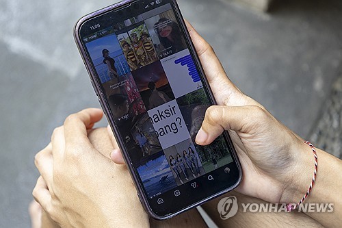 ▲인도네시아서 휴대전화를 쓰는 이용자 (연합뉴스)