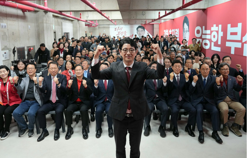 ▲주진우 의원이 개소식에서 지지자들과 화이팅을 외치고 있다. (사진제공=주진우예비후보 캠프)