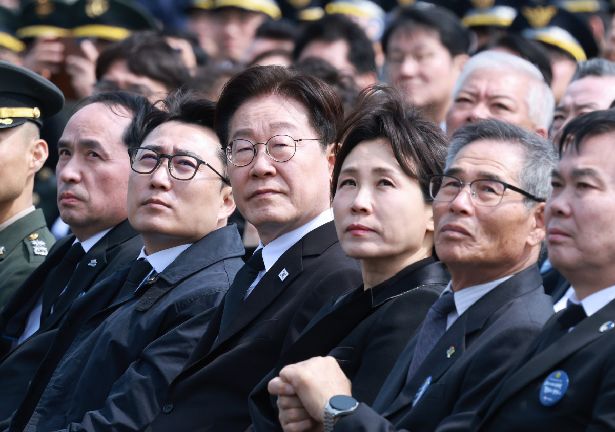 ▲이재명 대통령과 김혜경 여사가 27일 국립대전현충원에서 열린 서해수호의날 기념식에서 블랙이글스 기념비행을 보고 있다. (사진=연합뉴스)