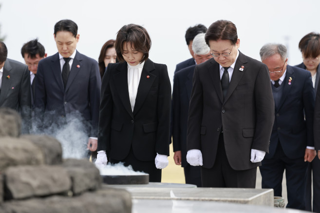 ▲이재명 대통령과 김혜경 여사가 29일 제주 4·3 평화공원에서 분향 후 묵념하고 있다. (연합뉴스)