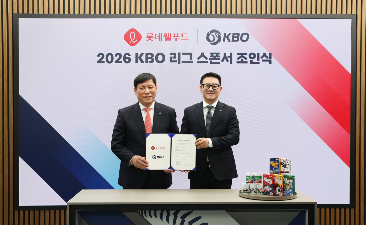 ▲23일 롯데웰푸드와 KBO의 스폰서십 조인식에서 서정호 롯데웰푸드 대표이사(우측)와 허구연 KBO 총재가 기념 사진 촬영을 하고 있다. (사진제공=롯데웰푸드)