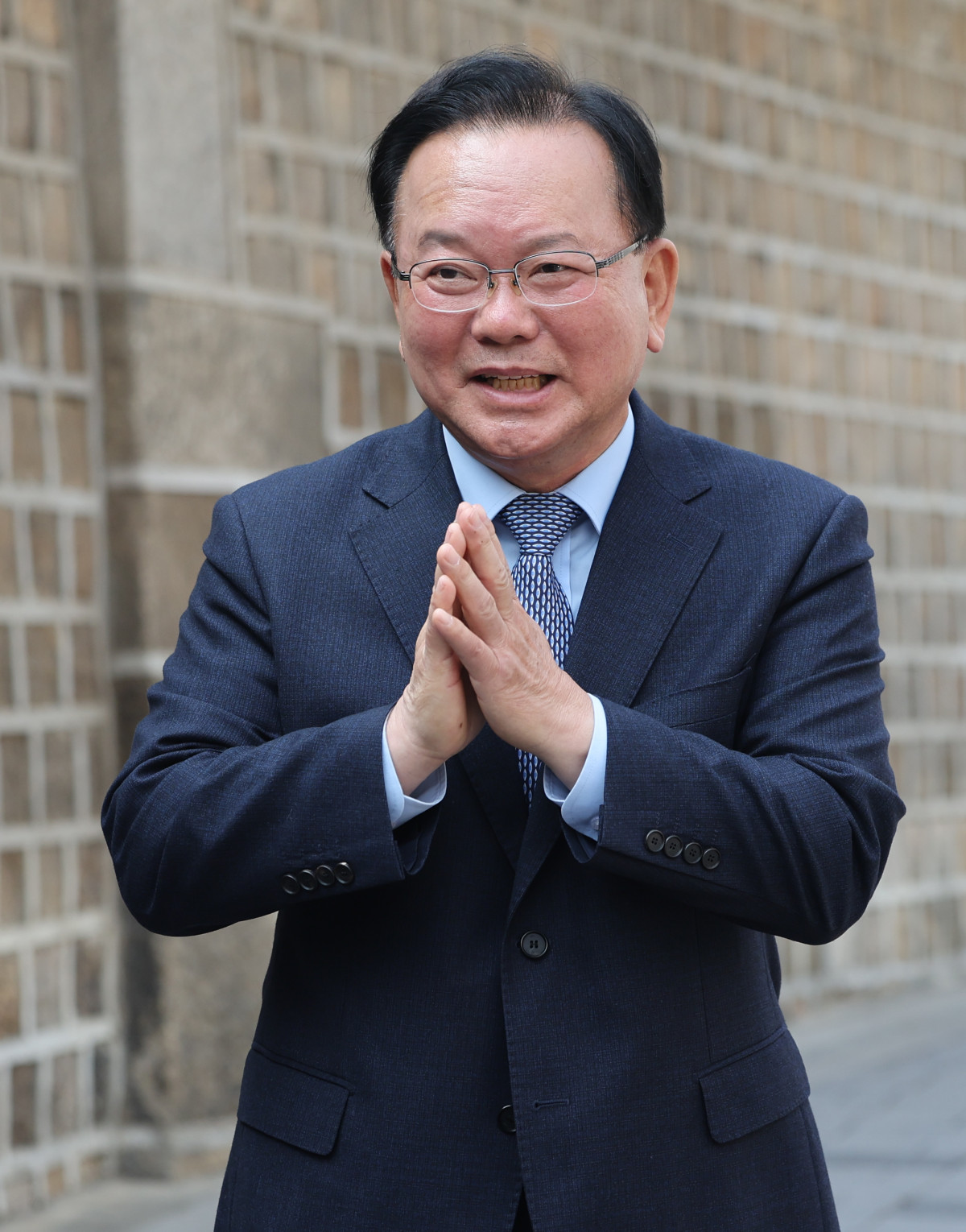 ▲김부겸 전 국무총리가 26일 서울 중구 달개비에서 더불어민주당 정청래 대표와 회동을 마친 뒤 이동하고 있다. (사진=연합뉴스)