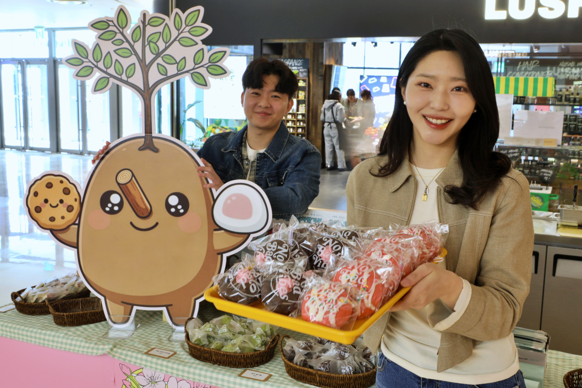 ▲서울 송파구 신천동에 위치한 잠실 롯데월드몰 지하 1층에서 진행 중인 만식이 위크 팝업행사장에서 모델이 상품을 들고 있다. (사진제공=롯데백화점)