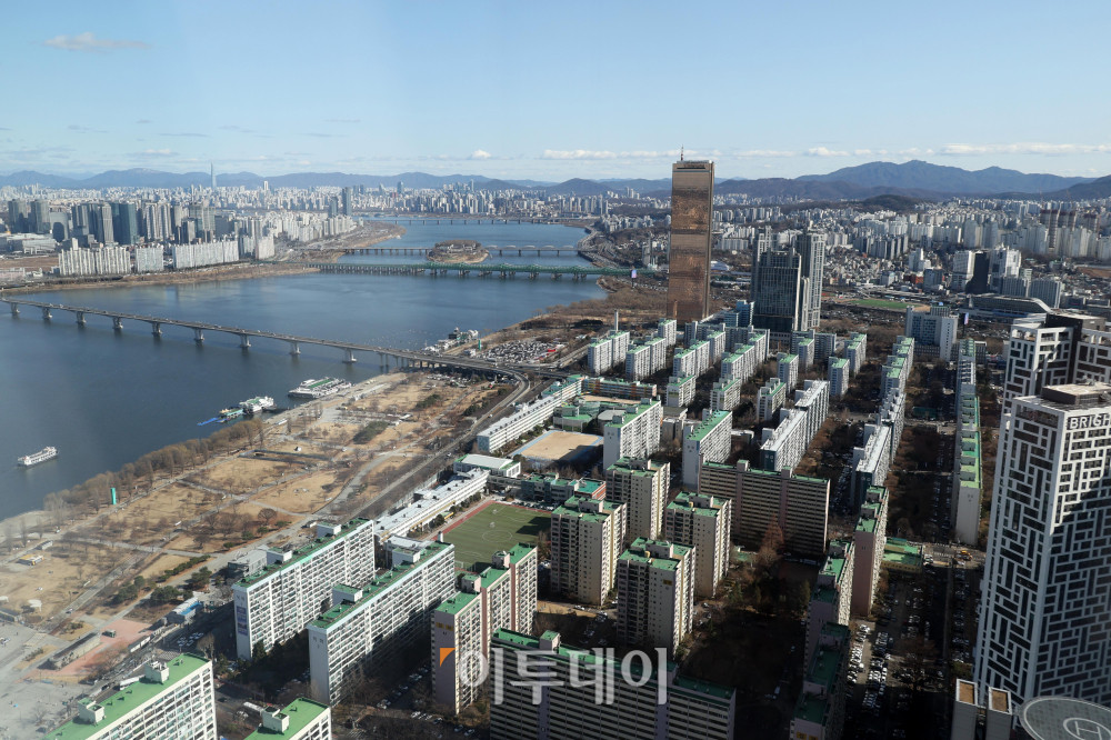 ▲29일 KB부동산이 발표한 3월 전국 주택가격 동향에 따르면 지난 16일 조사 기준 서울 아파트 매매가격은 전월 대비 1.43% 상승했다. 반면 강남구는 -0.16%를 기록하며 2024년 3월(-0.08%) 이후 2년 만에 상승세를 멈추고 하락 전환했다. 서초구(0.42%)와 송파구(0.64%)도 전월보다 상승 폭이 둔화했다. KB부동산은 다주택자 양도소득세 중과 유예 종료를 앞두고 고가 대단지 아파트를 중심으로 급매물 거래가 이어지면서 가격이 가파르게 조정됐다고 설명했다. 사진은 서울 시내 아파트 전경. 고이란 기자 photoeran@