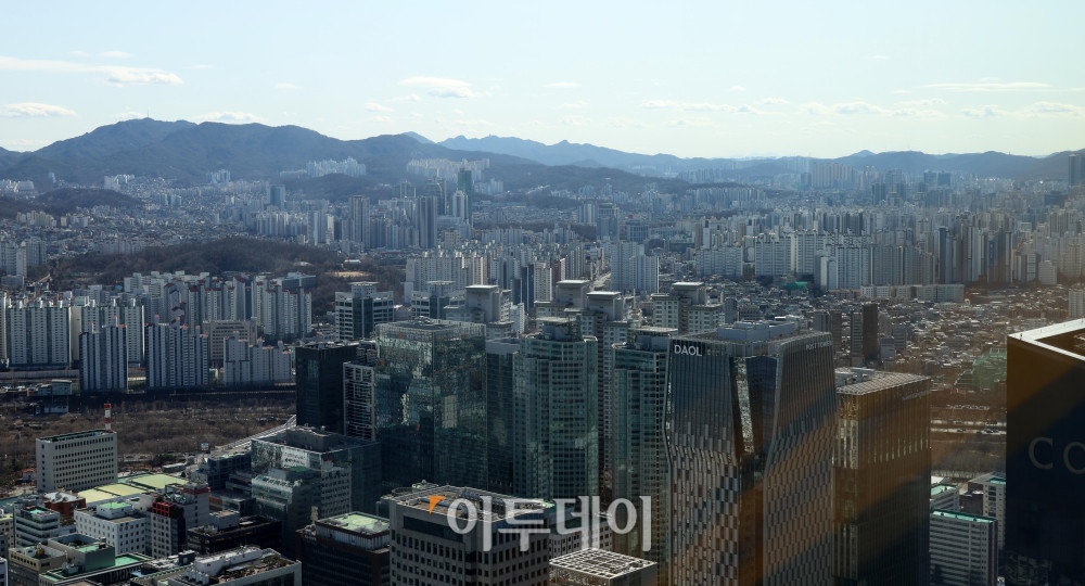 ▲29일 KB부동산이 발표한 3월 전국 주택가격 동향에 따르면 지난 16일 조사 기준 서울 아파트 매매가격은 전월 대비 1.43% 상승했다. 반면 강남구는 -0.16%를 기록하며 2024년 3월(-0.08%) 이후 2년 만에 상승세를 멈추고 하락 전환했다. 서초구(0.42%)와 송파구(0.64%)도 전월보다 상승 폭이 둔화했다. KB부동산은 다주택자 양도소득세 중과 유예 종료를 앞두고 고가 대단지 아파트를 중심으로 급매물 거래가 이어지면서 가격이 가파르게 조정됐다고 설명했다. 사진은 서울 시내 아파트 전경. 고이란 기자 photoeran@