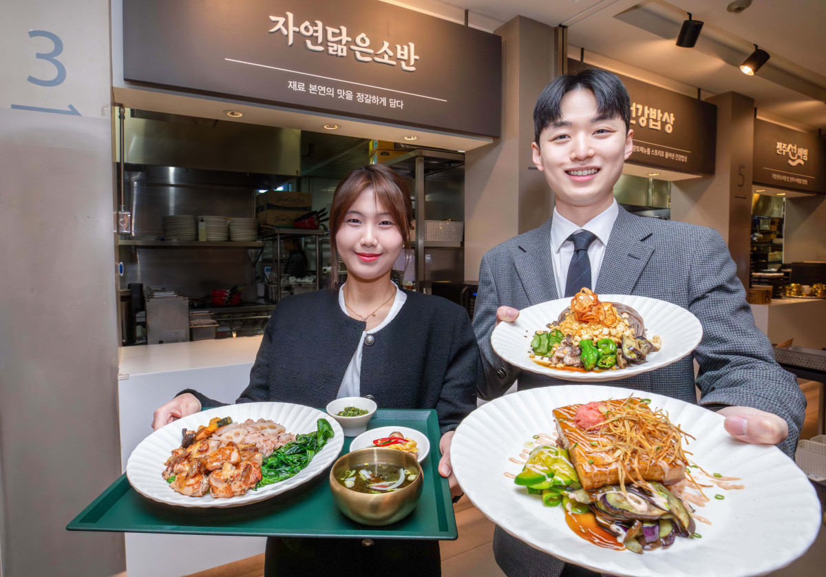 ▲현대그린푸드 모델들이 현대백화점 무역센터점에서 퓨전한식 브랜드 '자연닮은소반' 메뉴를 소개하고 있다. (사진제공=현대그린푸드)
