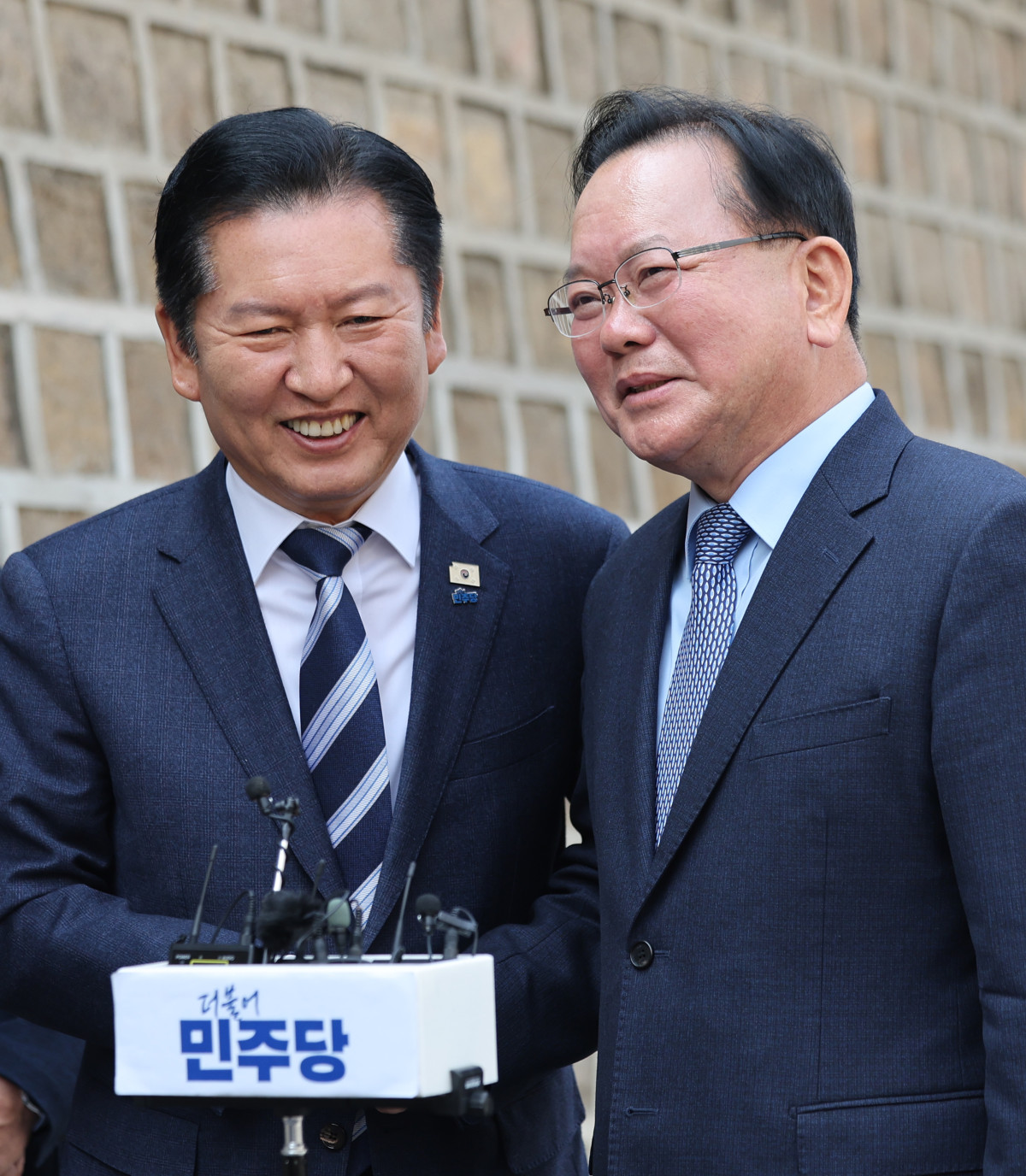 ▲더불어민주당 정청래 대표와 김부겸 전 국무총리가 26일 서울 중구 달개비에서 회동을 마친 뒤 악수하고 있다. (연합뉴스)