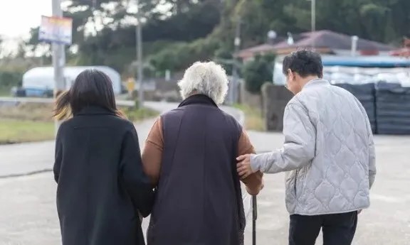 ▲광주시가 추진하는 '광주다움 통합돌봄' 동행지원 서비스 모습. (사진제공=광주시)