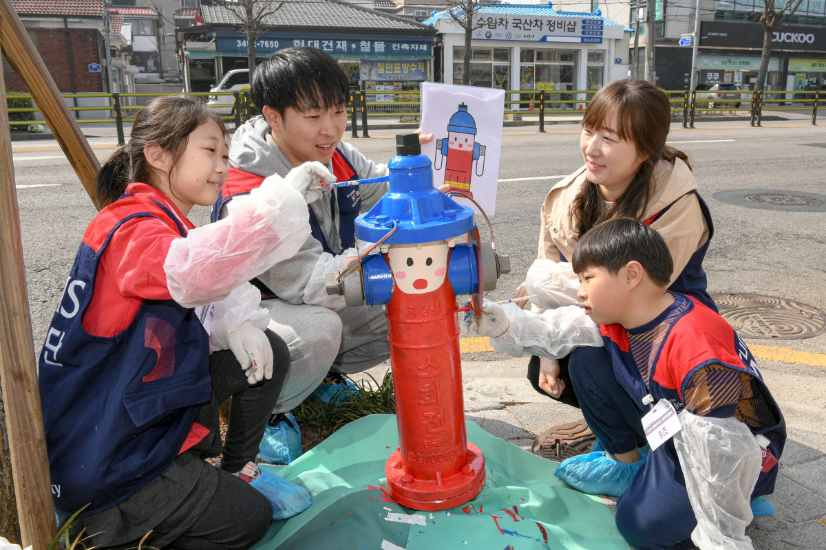 ▲현대모비스 임직원과 가족들이 서울시 도봉구 일대 지상식 소화전 도색 봉사활동을 하고 있는 모습. (사진=현대모비스)