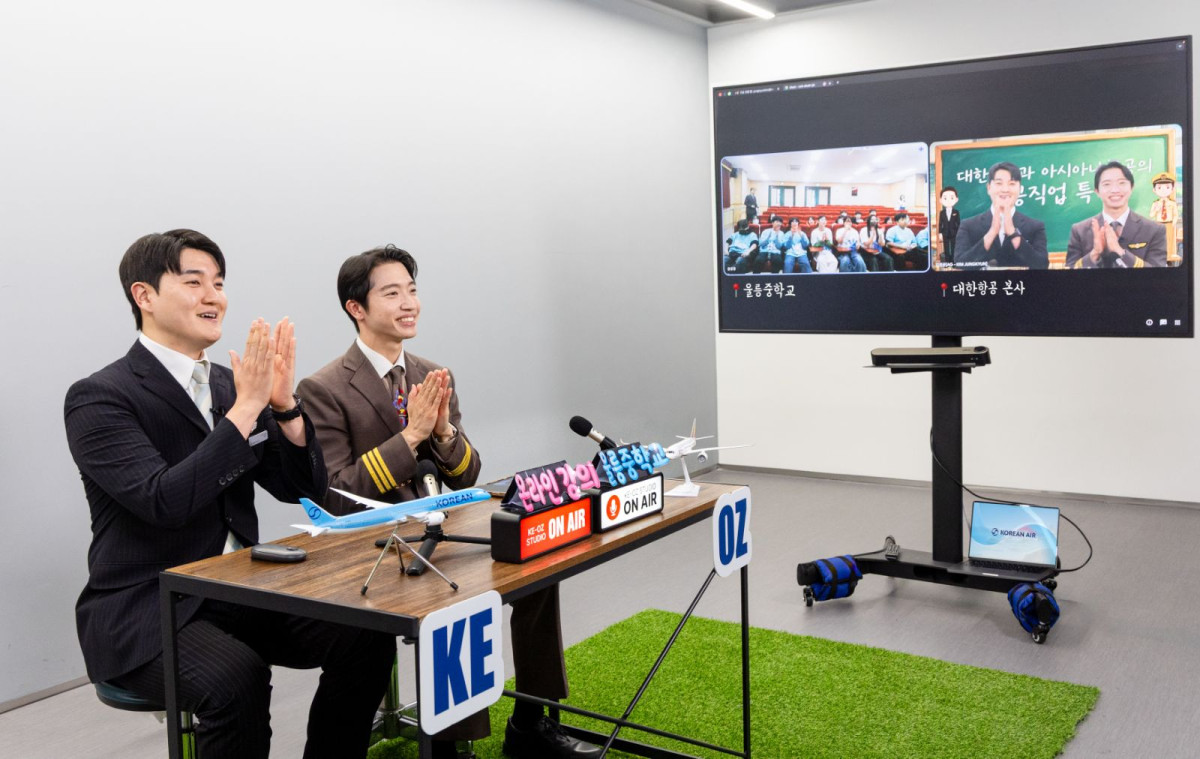 ▲대한항공·아시아나항공 교육기부 봉사단이 27일 오후 서울 강서구 대한항공 본사 스튜디오에서 ‘온라인 직업 특강’을 진행하고 있는 모습. (사진=대한항공)