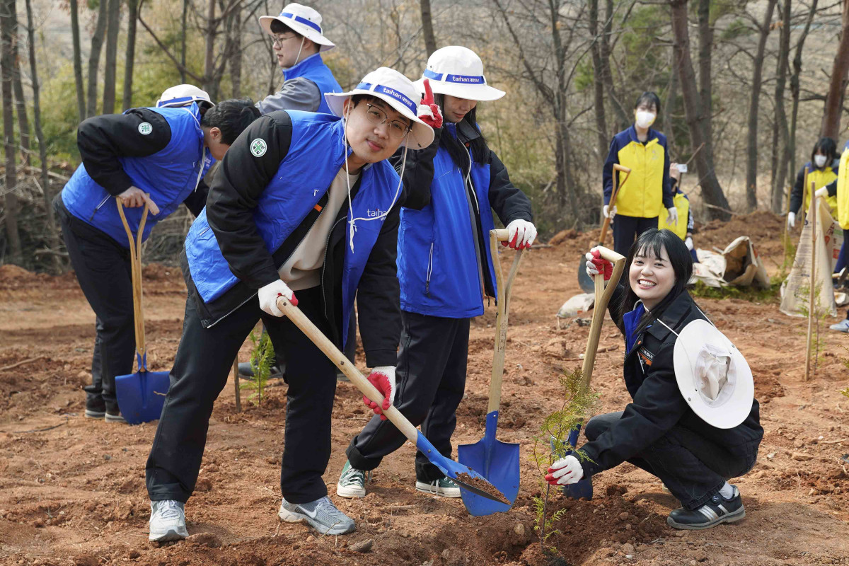 ▲대한전선 임직원들이 당진시와 함께 식목일 나무심기 행사에 참여했다. (사진제공-대한전선)