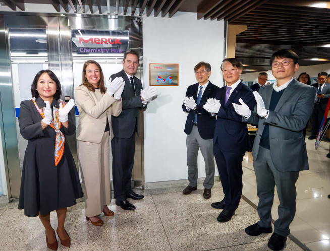 ▲머크 라이프사이언스와 KAIST 관계자들이 KAIST 화학과에 개소한 ‘머크 케미스트리 허브’ 오픈 기념식에서 기념촬영을 하고 있다. (사진제공=머크 라이프사이언스)