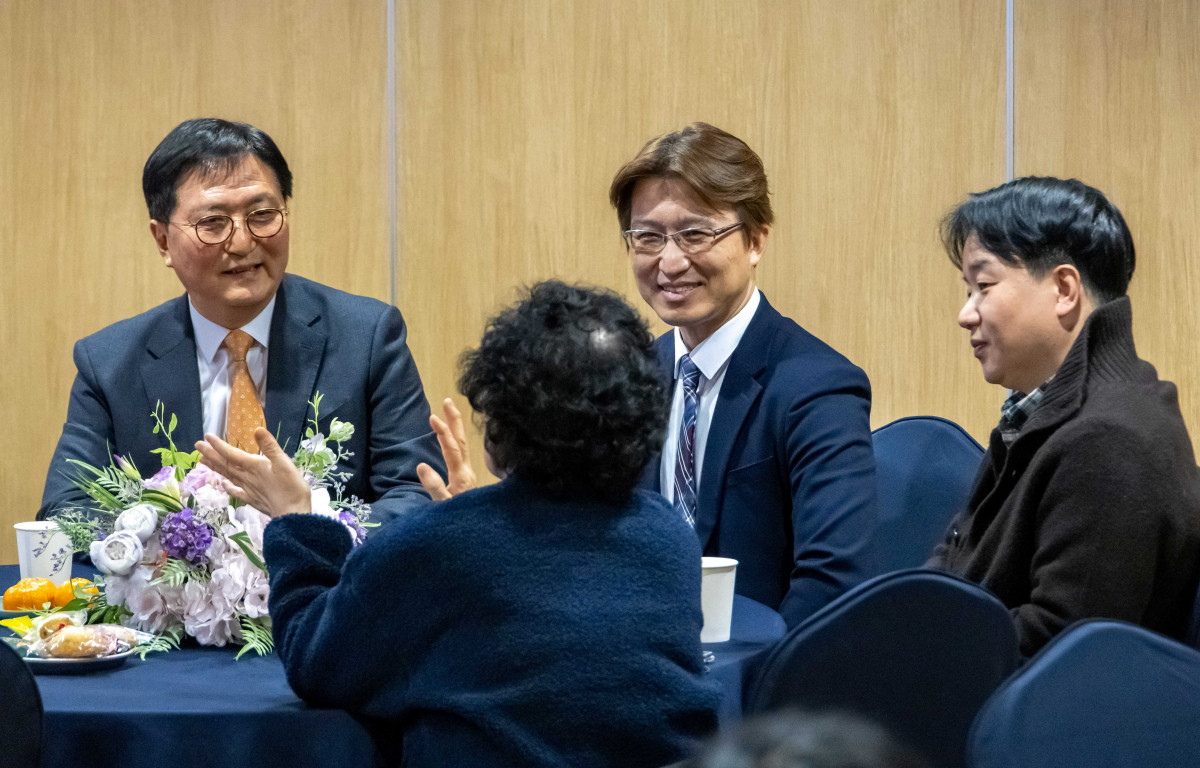 ▲28일 오전 박상신 DL이앤씨 대표이사 부회장(왼쪽 첫 번째)이 경기 성남 소재 상대원2구역 사업설명회장을 찾아 조합원에게 사업 조건을 직접 설명하고 있다. (사진제공=DL이앤씨)