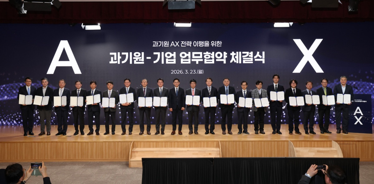 ▲엘앤에프와 4대 과기원 및 협력사 관계자들이 지역산업 인공지능 전환(AX)을 위한 업무협약(MOU) 체결 후 기념촬영을 하고 있다. (엘앤에프)