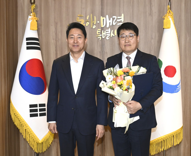 ▲오세훈(왼쪽) 서울시장과 김태균 서울교통공사 신임 사장이 30일 임명식 직후 기념촬영을 하고 있다. (사진제공=서울시)