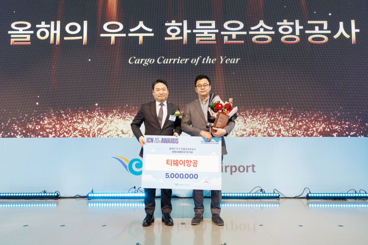 ▲티웨이항공이 인천국제공항공사로부터 ‘2025년 우수 화물운송 항공사’ 수상을 하며 박헌 인천공항본부세관장(왼쪽)과 박정수 티웨이항공 여객화물사업 총괄 임원(오른쪽)이 기념사진 촬영을 하고 있다. (사진=티웨이항공)